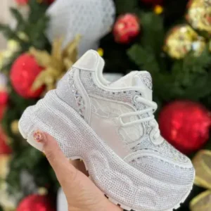 Tenis de plataforma alta con pedrería estilo urbano